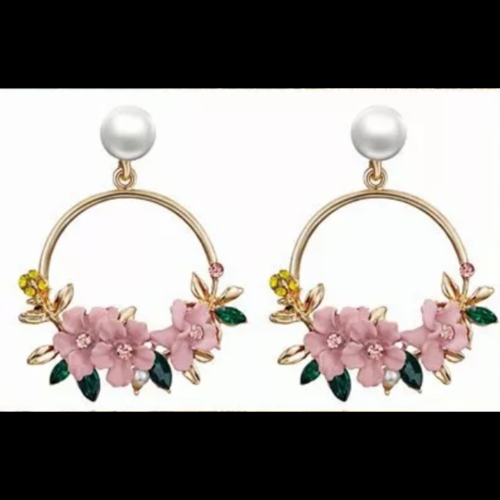 Floral round earrings.